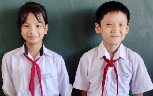 Khen thưởng hai học sinh nhặt được hơn 100 triệu đồng trả lại người mất
