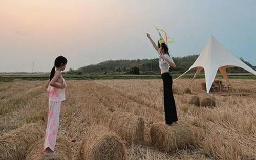 Tăng Thanh Hà khoe ảnh thả diều với con, fan xuýt xoa chiều cao khủng của ái nữ
