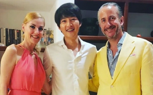 Rò rỉ ảnh vợ chồng Song Joong Ki dự hôn lễ ở nước ngoài: Nhưng sao ngoại hình nam tài tử lại xuống cấp đến mức này?