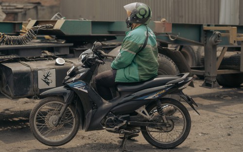 Tình cảnh trớ trêu của tài xế nữ chạy Gojek: Nhận ít đơn, thu nhập thấp chỉ vì khách nam không chịu ngồi sau "tay lái đàn bà"!