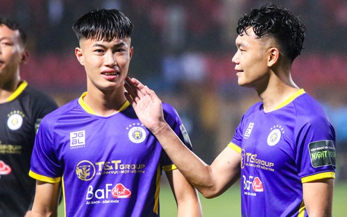 Văn Trường mặc số áo cũ của Quang Hải, được Thành Chung dành cử chỉ tình cảm khi lần đầu đá V.League