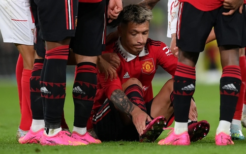 MU đón cú sốc: Martinez nghỉ hết mùa, Varane cũng nhận tin buồn