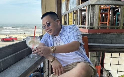 Khoa Pug gây bất mãn với cách làm dịch vụ kiểu: “Bán 1 tháng, đóng cửa 3 ngày đi chơi cho khỏe. Nếu chưa thấy khỏe, đóng luôn 1 tháng”