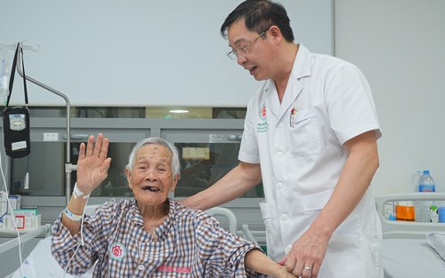 Phẫu thuật thành công cho cụ bà 109 tuổi bị gãy xương đùi