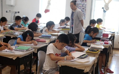 Nhắn tin yêu cầu phụ huynh quản lý con kỹ hơn vì con quá nghịch, cô giáo lỡ nói 1 câu mà trường học phải vào cuộc điều tra
