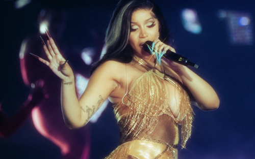 Trang phục của Cardi B bị rách khi đang trình diễn tại Thái Lan, nghe lí do lại càng bất ngờ