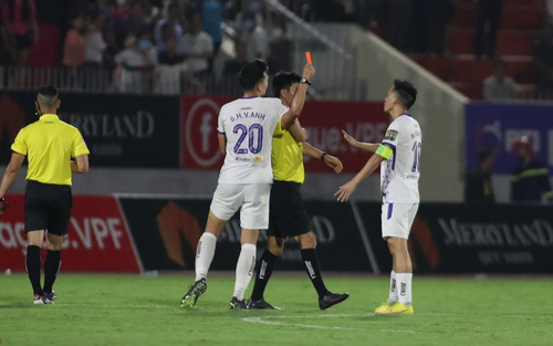 Văn Quyết bị cấm thi đấu tạo cơ hội cho cầu thủ trẻ Hà Nội FC