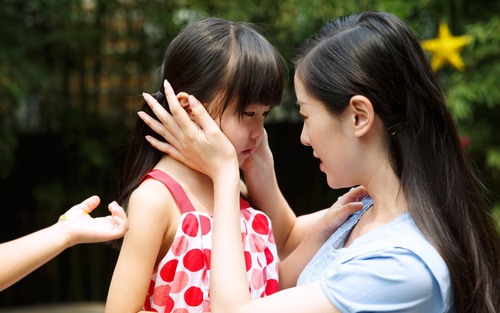 Đăng ký lớp tiếng Anh cho con gái 5 tuổi, nghe con chia sẻ "chuyện vui hôm nay ở trường", bố mẹ vội vàng báo cảnh sát