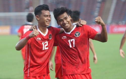 "Trưởng bảng" thắng đậm phút chót, tặng thầy trò HLV Troussier bài học quý giá