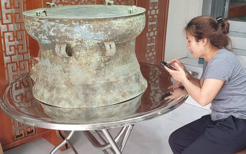 Phát hiện chiếc trống đồng dâng cúng dưới chân núi Tản