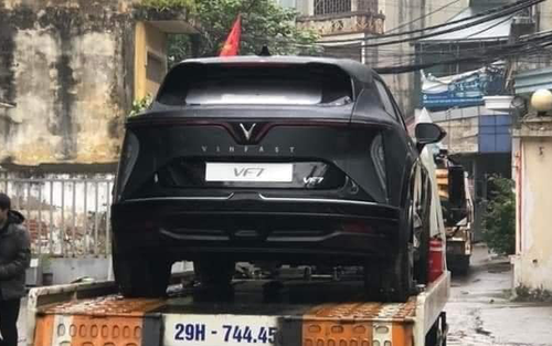 VinFast VF 7 lần đầu lộ diện tại VN: SUV điện được nhiều người mong chờ nhất, có tùy chọn dẫn động bốn bánh, cùng cỡ CX-5 và Tucson