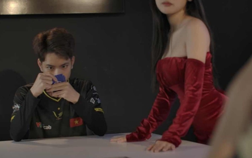 Tìm ra danh tính hot girl Liên Quân giấu mặt, chỉ để lộ thềm ngực vẫn đủ gây thương nhớ