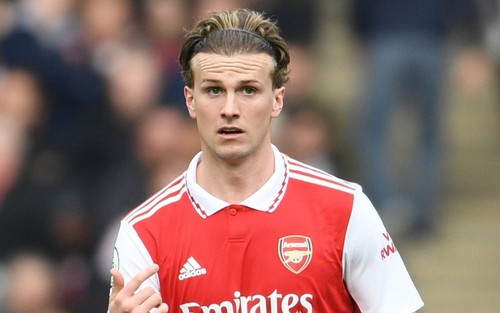 Arsenal: Những người hùng thầm lặng trên đường vô địch