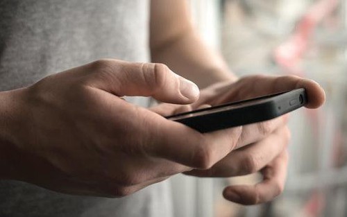 Cách cầm điện thoại của một người cũng có thể dự đoán được tương lai: Giàu hay nghèo nhìn lướt là biết ngay! 