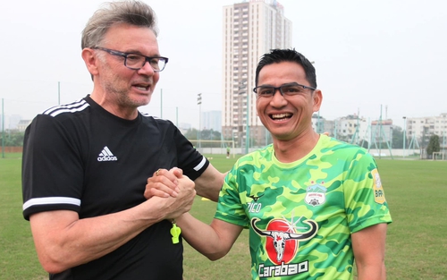 HLV Kiatisuk: 'HAGL dùng nhiều cầu thủ trẻ là vì HLV Troussier và đội tuyển Việt Nam'
