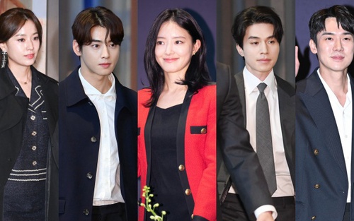 Hôn lễ Lee Seung Gi hoá thảm đỏ vì nửa Kbiz đổ bộ: Ai cũng bị đèn flash hại trừ Lee Dong Wook - Cha Eun Woo soái bất chấp, Chủ tịch quyền lực tới dự