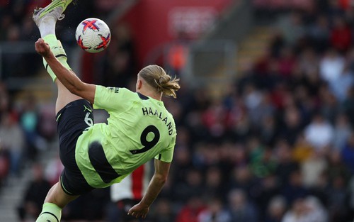 Haaland ghi siêu phẩm, Man City vùi dập Southampton, gây áp lực với Arsenal