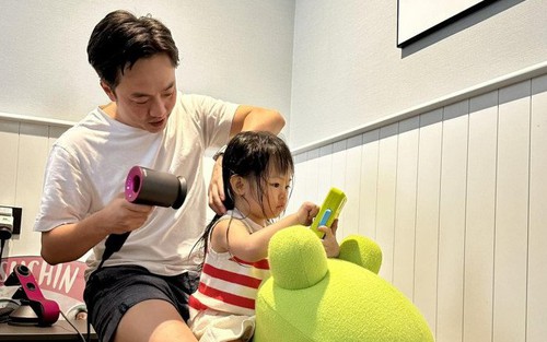Chiều con như Cường Đô la, "xả vai" doanh nhân chăm sóc con gái rượu quá chu đáo