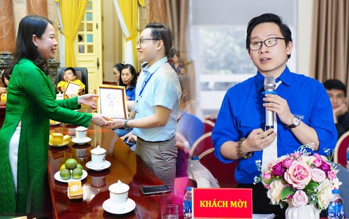 Chàng trai khiếm thị vượt mặc cảm, trở thành người truyền cảm hứng cho những số phận không may mắn