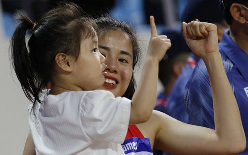 Mang trên mình màu cờ sắc áo Việt Nam, những người mẹ khoác áo tuyển thủ gạt nỗi nhớ con, quyết tâm giành chiến thắng