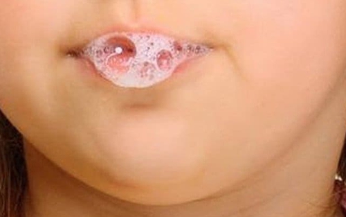 Thực hư bôi nước bọt vào buổi sáng lên vùng da mụn có thể khiến mụn 'biến mất'