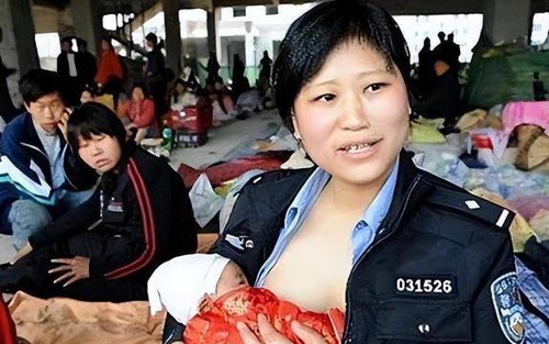 Nữ cảnh sát 'cứu sống' 9 đứa trẻ khát sữa trong trận động đất Tứ Xuyên năm 2008: Vừa được ca tụng vừa bị chỉ trích, 15 năm vẫn trọn lòng nghĩa hiệp