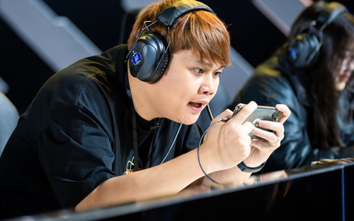 Chán review điện thoại, Duy Thẩm lấn sân làm game thủ "combat" cực căng ngay trên sân khấu Chung kết Liên Quân Mobile - ĐTDV