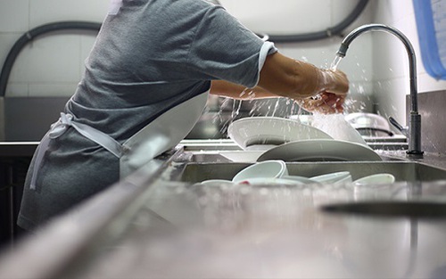 Bà lão làm công việc rửa bát suốt 12 năm để trả món nợ hơn 2 tỷ đồng thay cho người con trai đã qua đời, lý do khiến ai nấy nể phục