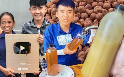 Mật ong của con trai bà Tân có màu sắc kỳ lạ, bên ngoài sủi bọt khiến bao khách hàng hoang mang 