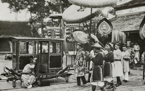 Ảnh = Ký ức = Lịch sử (kỳ 69): Cái quạt, từ cầm tay đến treo lên trần nhà