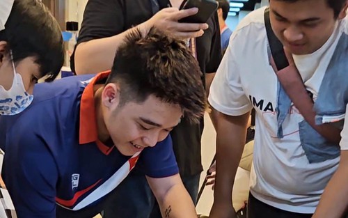 'Đu idol' thành công nhất SEA Games, 'fan 20 năm' của D'Xavier nhận được quà bất ngờ!
