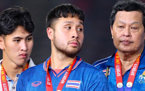 Cầu thủ Thái Lan buồn tiu nghỉu, ôm cái kết đắng sau màn khiêu khích xấu xí ở chung kết SEA Games