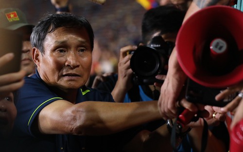 HLV Mai Đức Chung gây sốt với dòng trạng thái sau SEA Games, sự thật sau bức ảnh càng khiến CĐV thích thú