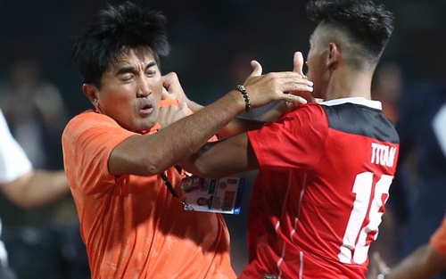 Loạn đả ở chung kết SEA Games, cầu thủ U22 Indonesia đấm thẳng mặt trợ lý Thái Lan