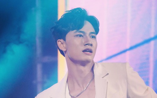 Nam vũ công cực hot trên MXH: Visual điển trai suýt chiếm spotlight của MONO - Noo Phước Thịnh, trượt té trên sân khấu cũng trở nên viral