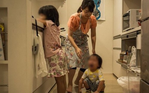 Coi thường vợ ở nhà nội trợ, chồng hoảng hồn khi tình cờ phát hiện ra thu nhập và công việc vợ đang làm