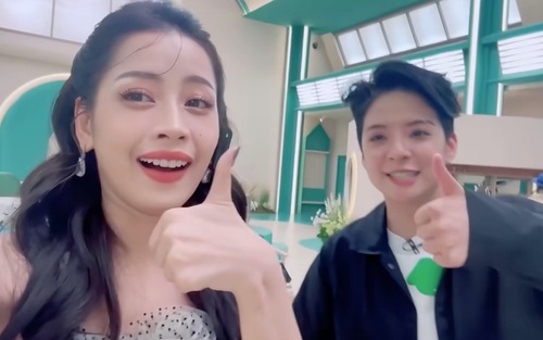 Chi Pu trong hậu trường ‘Đạp gió 2023’: Dạy Amber hát tiếng Việt, nhan sắc làm các tỷ tỷ muốn… ‘lật bàn’