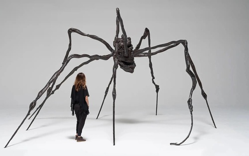 Tác phẩm điêu khắc của nữ nghệ sĩ Louise Bourgeois phá kỷ lục đấu giá