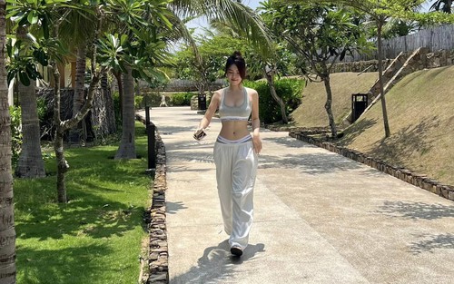 Người yêu tiền vệ HAGL khoe dáng nuột nà cùng bikini