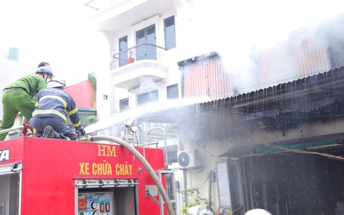 Hà Nội: Điều tra nguyên nhân đám cháy trong chợ đầu mối Đền Lừ