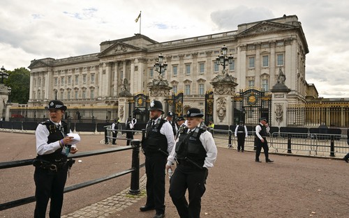 Cảnh sát Anh bắt giữ đối tượng mang hung khí vào Cung điện Buckingham