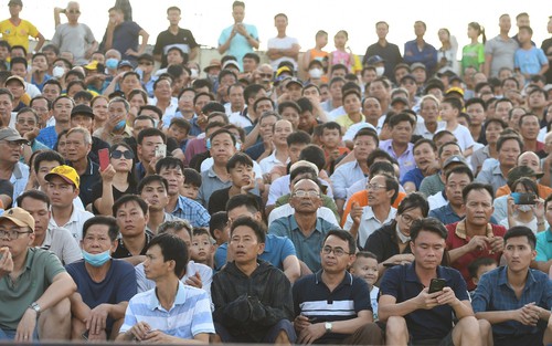 Hàng ngàn người xem siêu cúp bóng đá 7 người quốc gia chỉ ra sự khác biệt giữa 'chuyên nghiệp' và 'phong trào'