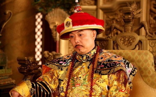 Chiếc long bào hé lộ bí mật 'khó nói' của Càn Long: Hóa ra vị Hoàng đế này không cao lớn như trong phim ảnh, thậm chí còn mang giày độn 10 phân
