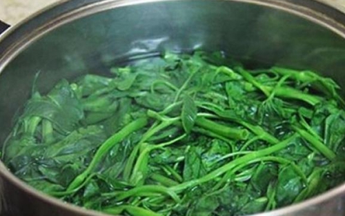 Thực hư chuyện vắt chanh vào nước rau để phát hiện tồn dư thuốc trừ sâu, kim loại nặng