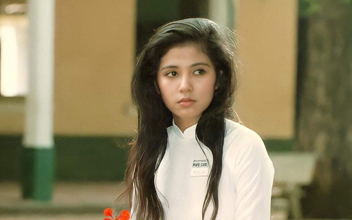 Diễn viên Việt Trinh: Từng phải đứng quạt cho Diễm Hương, bị roi quất vào người đau đớn, đòi ngưng nhưng không được