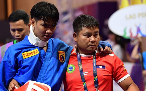 VĐV Việt Nam hạ knock-out khiến đối thủ trật cổ, trợ lý mắt rưng rưng dìu VĐV Lào rời khỏi sàn đấu