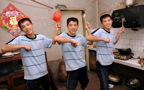 Ba anh em sinh ba 'đặc biệt' ở Trung Quốc: Cùng đậu trường top, thành công rồi lấy vợ chung một ngày