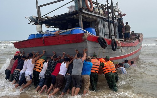 Thừa Thiên – Huế: Huy động lực lượng cứu hộ 2 tàu cá bị ảnh hưởng của giông lốc