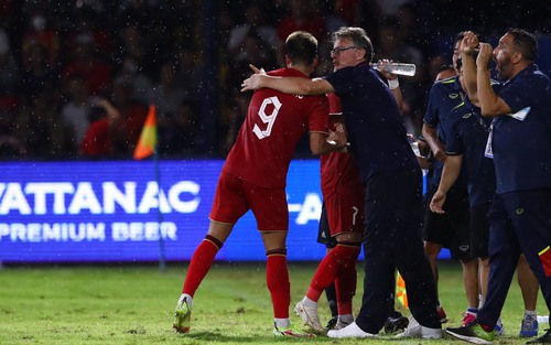 HLV Troussier 'khích tướng' U22 Việt Nam