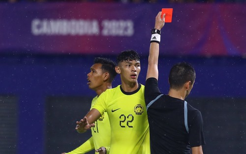 Cựu trọng tài FIFA khẳng định 11m cho U22 Việt Nam là chính xác, khó xác định U22 Malaysia phạm lỗi với Quan Văn Chuẩn